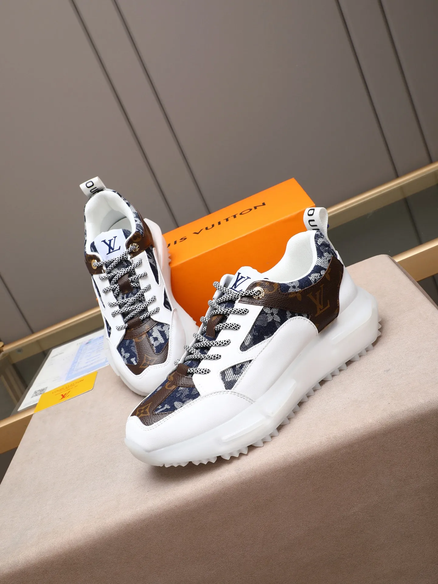 Men's shoes 💰460 [LV] Made of imported L special fabric spliced ​​with cowhide and comfortable mesh lining. Privately molded foam TPU outsole, super light and comfortable on the feet! Perfect last shape, generous and fashionable design, 4 colors available! Code number: 38–44 (45 customized
